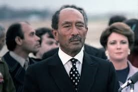 السادات وخلفه زوجته جيهان