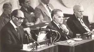 السادات بجانب شامير